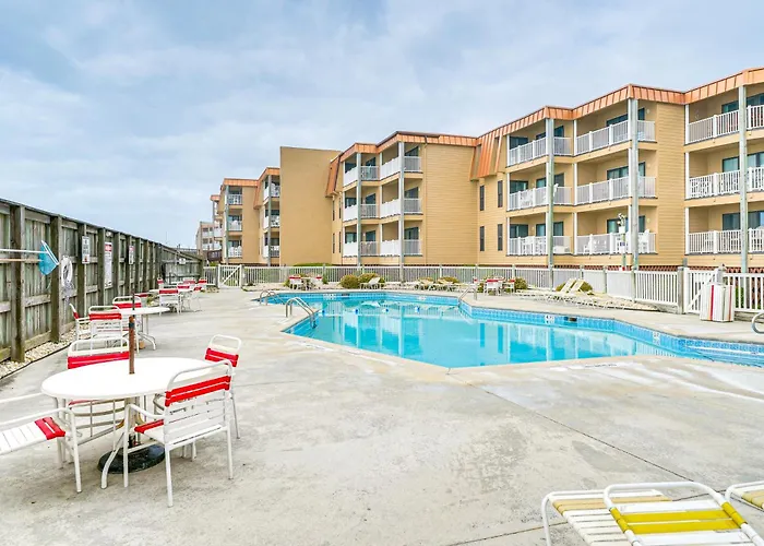 Airy Oceanfront Condo: Beach Views & Pool Access!